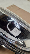 Laden Sie das Bild in den Galerie-Viewer, Frontscheinwerfer Renault Kadjar 260608385R Links Scheinwerfer Headlight SCH4043312981pl