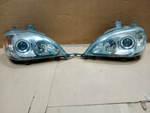 Laden Sie das Bild in den Galerie-Viewer, Frontscheinwerfer Mercedes-Benz W163 1638200749 Ein Stück (Rechts oder Links)