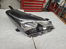 Laden Sie das Bild in den Galerie-Viewer, Frontscheinwerfer Toyota Yaris Rechts Scheinwerfer Headlight SCH3798891628ji