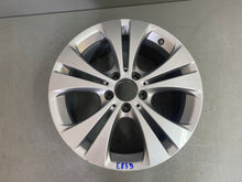 Laden Sie das Bild in den Galerie-Viewer, 1x Alufelge 17 Zoll 7.5&quot; 5x112 52ET Glanz Silber A2464010800 Mercedes-Benz W246