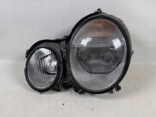 Laden Sie das Bild in den Galerie-Viewer, Frontscheinwerfer Mercedes-Benz W210 A2108203461 Ein Stück (Rechts oder Links) SCH1925473941cz