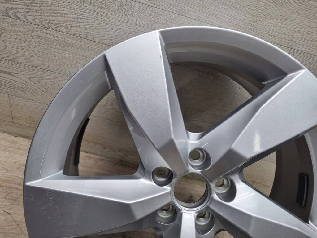 1x Alufelge 17 Zoll 6.5" 5x100 49ET Glanz Silber 2GM601025A VW T-Cross Rim Wheel FEL9454703305uw