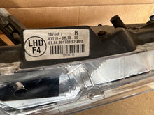 Laden Sie das Bild in den Galerie-Viewer, Frontscheinwerfer Toyota Corolla 81110-02L70-00 16744F164867574 LED Rechts