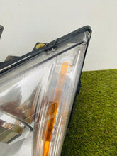 Load image into Gallery viewer, Frontscheinwerfer Ford Focus Xenon Ein Stück (Rechts oder Links) Headlight