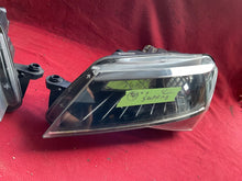 Laden Sie das Bild in den Galerie-Viewer, Frontscheinwerfer Skoda Superb III 3V1941015B 3V1941016B Xenon Ein Satz
