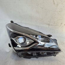 Laden Sie das Bild in den Galerie-Viewer, Frontscheinwerfer Toyota Yaris Rechts Scheinwerfer Headlight SCH5183369636md