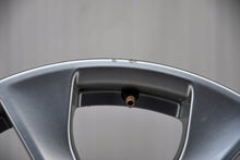 Load image into Gallery viewer, 1x Alufelge 17 Zoll 7.5&quot; 5x112 47ET Glanz Silber A2044017502 Mercedes-Benz W204