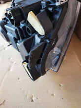 Laden Sie das Bild in den Galerie-Viewer, Frontscheinwerfer VW Polo 2G1941005 73669519 Links Scheinwerfer Headlight SCH8265217367tb