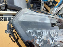 Load image into Gallery viewer, Frontscheinwerfer Renault Master 260607867 Links Scheinwerfer Headlight