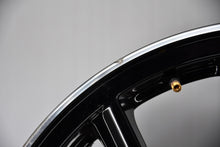 Load image into Gallery viewer, 1x Alufelge 18 Zoll 8.0" 5x108 48ET Glanz Schwarz 9835058180 Peugeot Rim Wheel FEL9619501889md