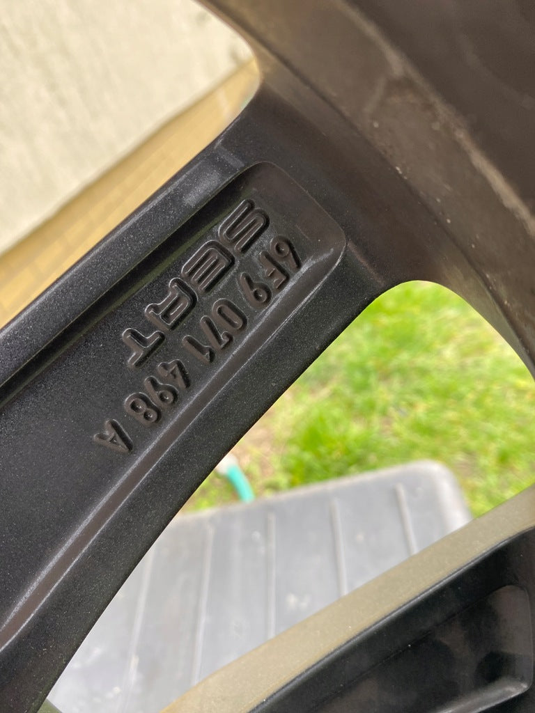 1x Alufelge 18 Zoll 7.0" 5x100 47ET Glanz Schwarz 6F9071498A Seat Arona FEL4954122772ps