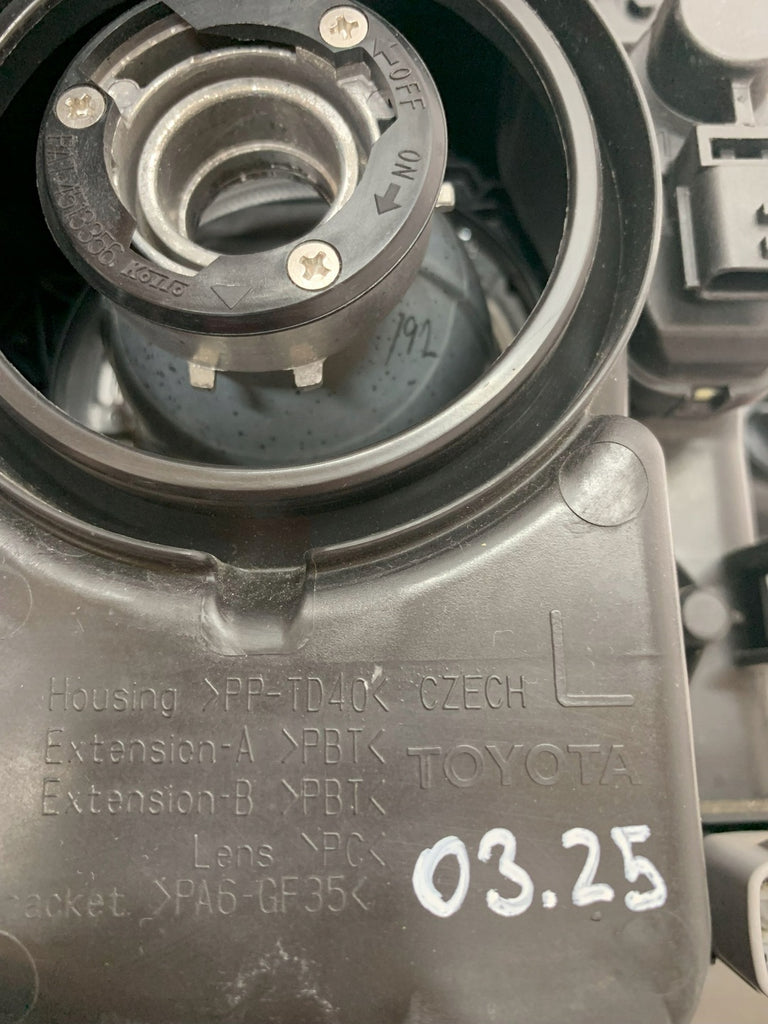 Frontscheinwerfer Toyota Yaris Links Scheinwerfer Headlight SCH8013405149qx
