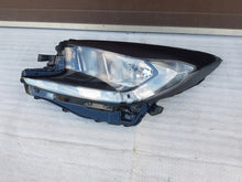 Laden Sie das Bild in den Galerie-Viewer, Frontscheinwerfer Toyota Aygo X 0H-31 Links Scheinwerfer Headlight SCH9176781018wn