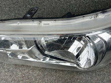 Laden Sie das Bild in den Galerie-Viewer, Frontscheinwerfer Toyota Hilux VIII Links Scheinwerfer Headlight SCH3387295682nq