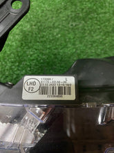 Load image into Gallery viewer, Frontscheinwerfer Toyota Corolla 81170-02L50-00 Links Scheinwerfer Headlight