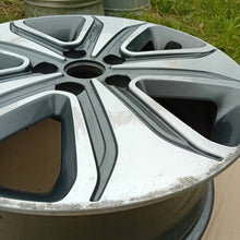 Load image into Gallery viewer, 1x Alufelge 17 Zoll 7.0&quot; 5x114.3 50ET Glanz Schwarz 52910-A8210 Kia Optima