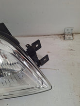 Laden Sie das Bild in den Galerie-Viewer, Frontscheinwerfer Kia Sportage II 921020Z110 FALSE Scheinwerfer Headlight SCH8705160461zo