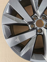Laden Sie das Bild in den Galerie-Viewer, 1x Alufelge 18 Zoll 7.0" 5x112 39ET Glanz Graphit 2GM601025L VW T Cross FEL4332663981aw