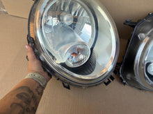 Laden Sie das Bild in den Galerie-Viewer, Frontscheinwerfer Mini R57 R55 R56 0301225304 0301225303 Ein Satz Headlight SCH9258206843su