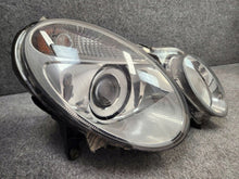 Laden Sie das Bild in den Galerie-Viewer, Frontscheinwerfer Mercedes-Benz W211 Xenon Rechts Scheinwerfer Headlight SCH2822575872gw