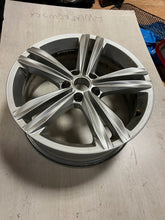 Laden Sie das Bild in den Galerie-Viewer, 1x Alufelge 18 Zoll 7.0" 5x112 43ET Glanz Silber 5NA601025M VW Tiguan Touran FEL9729531330iu