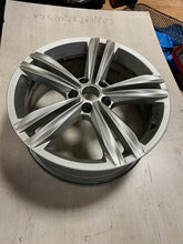 Load image into Gallery viewer, 1x Alufelge 18 Zoll 7.0" 5x112 43ET Glanz Silber 5NA601025M VW Tiguan Touran FEL9729531330iu