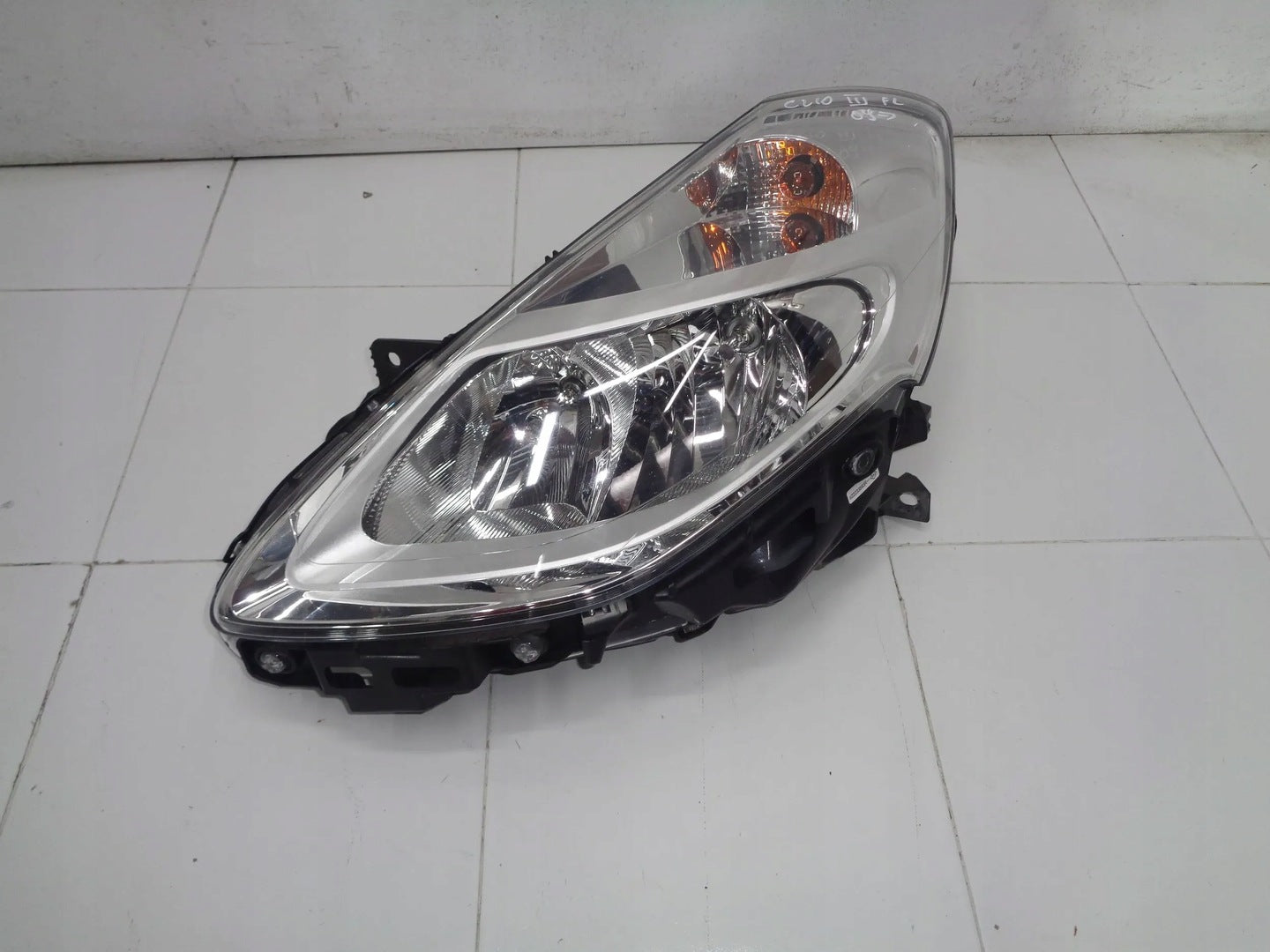 Frontscheinwerfer Renault Clio III 8200892493 Links Scheinwerfer Headlight SCH5544288081pn