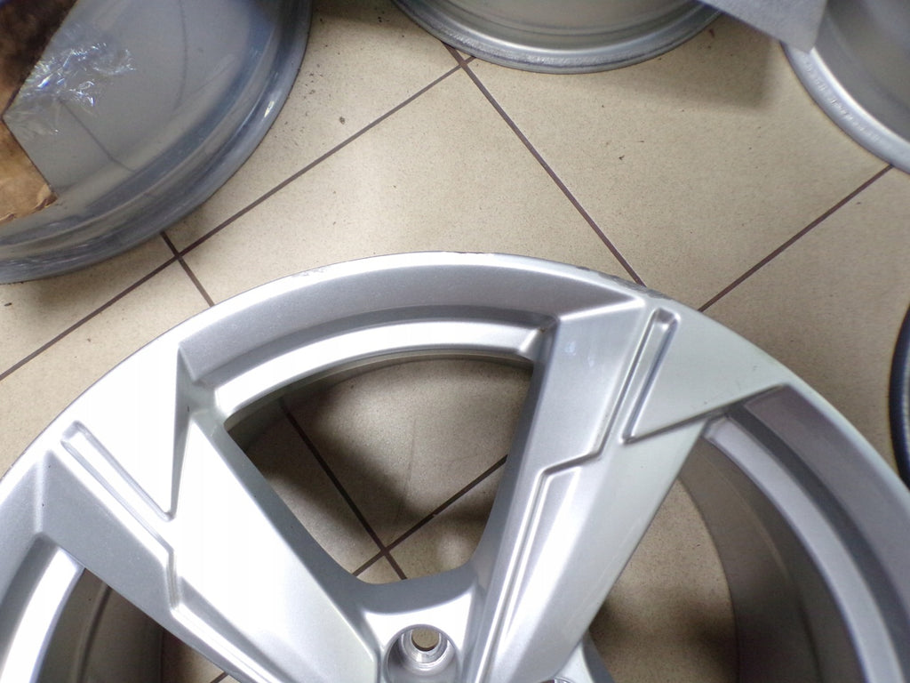 1x Alufelge 18 Zoll 8.0" 5x112 Glanz Silber 4K0601025 Audi A6 C8 Rim Wheel FEL3203988683lh