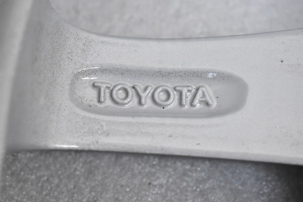 1x Alufelge 16 Zoll 6.5" 5x114.3 45ET Glanz Silber 42611YY500 Mg Corolla