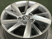 Load image into Gallery viewer, 1x Alufelge 16 Zoll 6.5&quot; 5x112 46ET Glanz Silber 5H0071496 Vw Rim Wheel