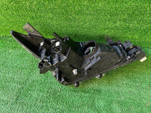 Laden Sie das Bild in den Galerie-Viewer, Frontscheinwerfer Mazda 3 BACS-51040 Links Scheinwerfer Headlight