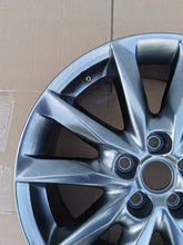 Laden Sie das Bild in den Galerie-Viewer, 1x Alufelge 18 Zoll 7.0&quot; 5x114.3 50ET Matt Silber 9965337080 Mazda Cx-3