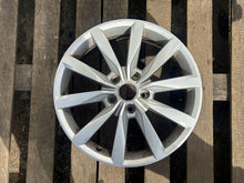 Laden Sie das Bild in den Galerie-Viewer, 1x Alufelge 17 Zoll 5x112 5G0601025K VW Golf VII I Rim Wheel FEL7053896677xs