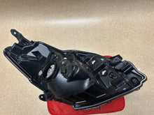 Laden Sie das Bild in den Galerie-Viewer, Frontscheinwerfer Toyota Yaris Links Scheinwerfer Headlight SCH2165661669sc