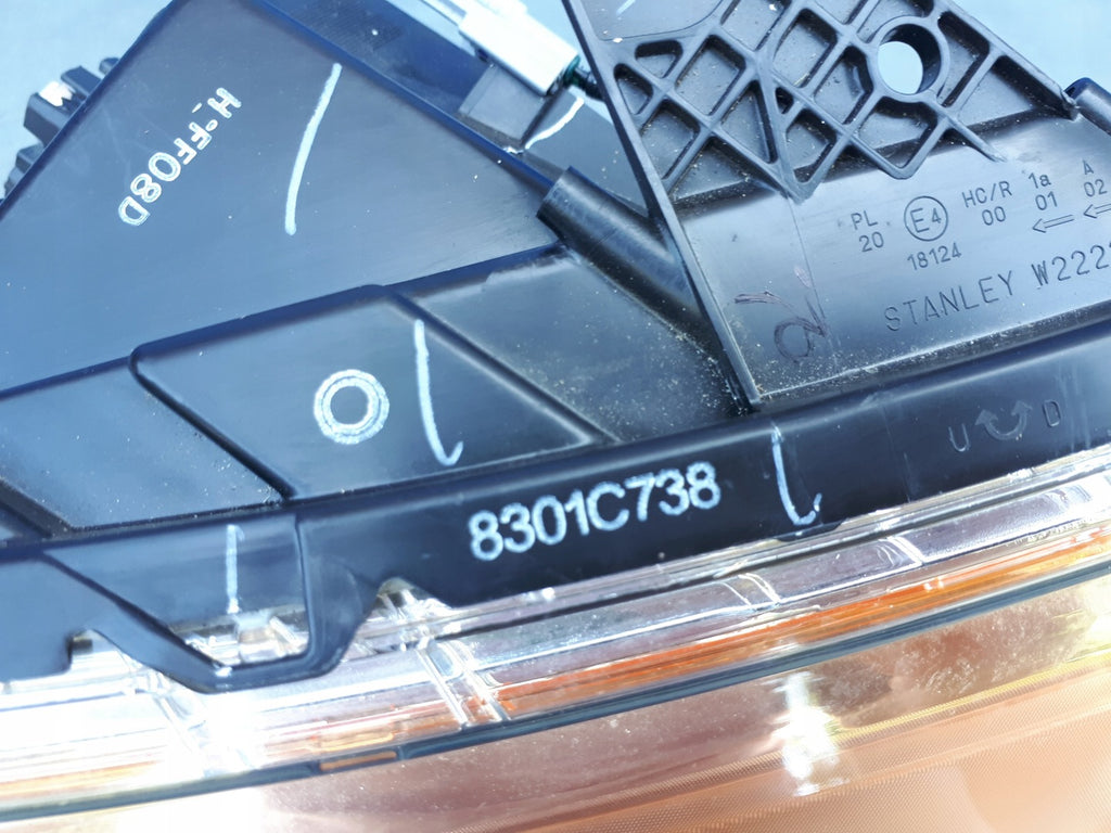 Frontscheinwerfer Mitsubishi L200 8301C738 Rechts Scheinwerfer Headlight