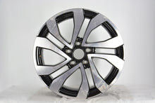 Laden Sie das Bild in den Galerie-Viewer, 1x Alufelge 17 Zoll 7.5" 5x112 45ET Glanz Schwarz 2GA601025AF VW T-Roc Troc FEL3461757632az