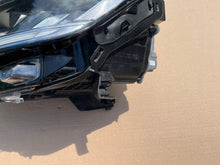 Laden Sie das Bild in den Galerie-Viewer, Frontscheinwerfer Dacia Troc T Roc 90198870 LED Links Scheinwerfer Headlight