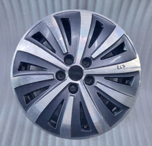 Laden Sie das Bild in den Galerie-Viewer, 1x Alufelge 17 Zoll 6.5&quot; 5x112 41ET Glanz Silber 3V0601025AH Mg Superb Iii