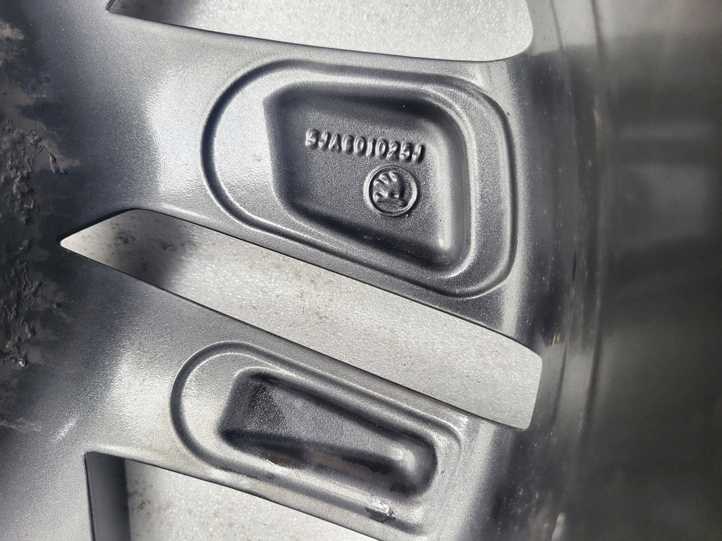 1x Alufelge 17 Zoll 7.0" 5x100 46ET 5JA601025J Skoda Fabia Rapid Rim Wheel