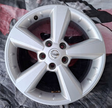 Load image into Gallery viewer, 1x Alufelge 17 Zoll 6.5" 5x114.3 40ET Glanz Silber 40300EY17C Nissan Qashqai I FEL9506414545ug