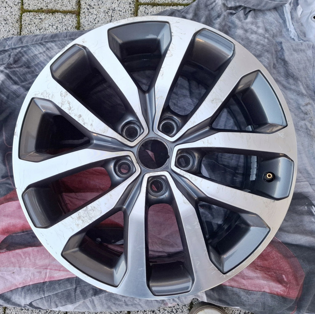 1x Alufelge 17 Zoll 7.0" 5x114.3 40ET Glanz Silber 403004615R 403004770R Mg FEL4730103727um