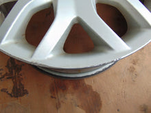 Laden Sie das Bild in den Galerie-Viewer, 1x Alufelge 16 Zoll 6.5&quot; 5x114.3 45ET Silber PZ474-E067D-Z Toyota Auris