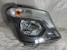 Laden Sie das Bild in den Galerie-Viewer, Frontscheinwerfer Mercedes-Benz Sprinter A9068202461 Rechts Headlight