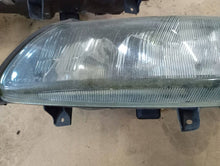 Laden Sie das Bild in den Galerie-Viewer, Frontscheinwerfer Volvo V70 II 89007898 89007897 Ein Satz Scheinwerfer Headlight