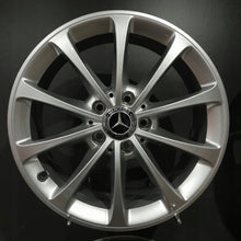 Laden Sie das Bild in den Galerie-Viewer, 1x Alufelge 17 Zoll 6.5" 5x112 44ET Glanz Silber A1774010300 Mercedes-Benz FEL9107388071mv