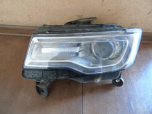 Laden Sie das Bild in den Galerie-Viewer, Frontscheinwerfer Jeep Grand Cherokee Wk2 I M167608 Xenon Links Headlight SCH6541935381eo