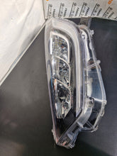 Laden Sie das Bild in den Galerie-Viewer, Frontscheinwerfer Toyota Yaris EUK0-8 Links Scheinwerfer Headlight SCH2607475322rc