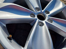 Load image into Gallery viewer, 1x Alufelge 17 Zoll 7.0" 5x112 40ET Silber VW Passat Tiguan Rim Wheel FEL8466582227te