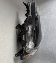 Laden Sie das Bild in den Galerie-Viewer, Frontscheinwerfer Mitsubishi Lancer VIII I 8301C3-38 Rechts Headlight SCH9031082373cw