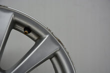 Laden Sie das Bild in den Galerie-Viewer, 1x Alufelge 17 Zoll 8.0&quot; 5x114.3 45ET Glanz Silber Toyota Rim Wheel